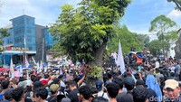 Massa Aksi Geram gegara Gubsu Bobby Tak Kunjung Keluar