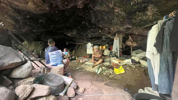 Sudarmaji atau Mbah Darmaji telah tinggal puluhan tahun di Gua Anggas Wesi. Gua ini berada di hutan pedalaman wilayah Kesatuan Pemangkuan Hutan (KPH) Jombang di wilayah Pegunungan Anjasmoro.