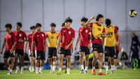 Latihan intens digelar di lapangan latihan Stadion Al Thumama, Doha, Qatar, Minggu (9/11/2025), sehari sebelum pertandingan berlangsung di Aspire Zone. ANTARA FOTO/Bayu Pratama S