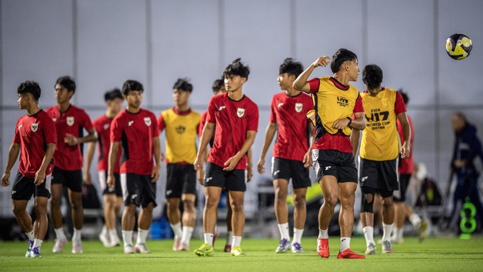 Sejumlah pesepak bola Timnas Indonesia U-17 mengikuti latihan resmi jelang laga Grup H Piala Dunia U17 2025 di Lapangan latihan Stadion Al Thumama, Doha, Qatar, Minggu (9/11/2025). Latihan tersebut sebagai persiapan jelang pertandingan melawan Timnas Honduras U-17 pada Senin (10/11) di Aspire Zone, Qatar. ANTARA FOTO/Bayu Pratama S