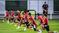Sesi latihan berlangsung penuh semangat. Para pemain Garuda Muda tampak fokus menjalani berbagai menu latihan, mulai dari taktik bertahan, pola serangan cepat, hingga simulasi situasi pertandingan. ANTARA FOTO/Bayu Pratama S