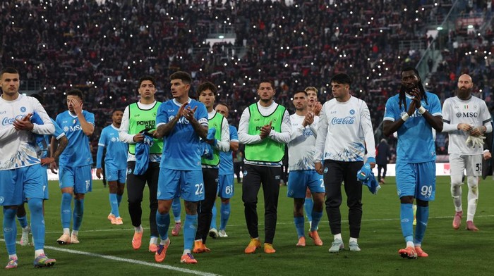 Soccer Football - Serie A - Bologna v Napoli - Stadio Renato DallAra, Bologna, Italy - November 9, 2025 Napoli players applaud fans after the match REUTERS/Ciro De Luca