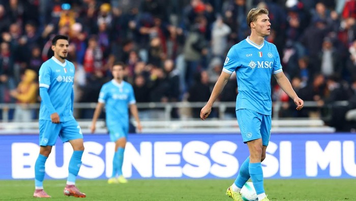 Soccer Football - Serie A - Bologna v Napoli - Stadio Renato DallAra, Bologna, Italy - November 9, 2025 Napolis Rasmus Hojlund reacts after Bolognas Thijs Dallinga scores their first goal REUTERS/Ciro De Luca