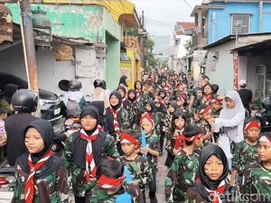 Meriah! Siswa SD di Surabaya Keliling Kampung Pakai Kostum Pahlawan