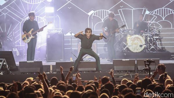 Penampilan Penuh Energi The Changcuters Guncang West Java Festival 2025