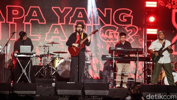 Penampilan Syahdu Kunto Aji Hangatkan Malam West Java Festival 2025