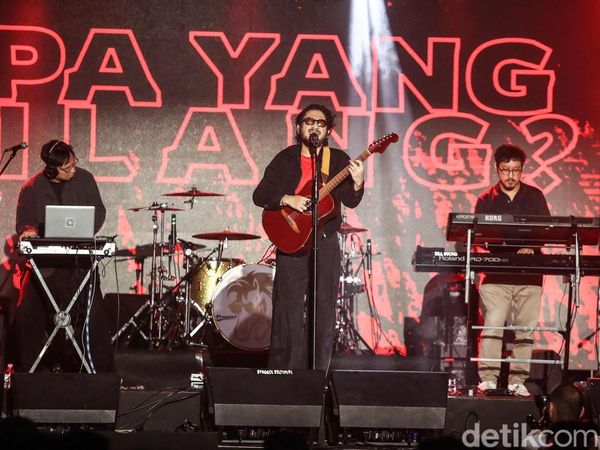 Penampilan Syahdu Kunto Aji Hangatkan Malam West Java Festival 2025