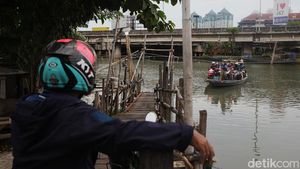 Perahu Eretan Jadi Andalan Warga Hindari Macet di Penjaringan Jakut