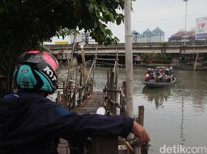 Perahu Eretan Jadi Andalan Warga Hindari Macet di Penjaringan Jakut