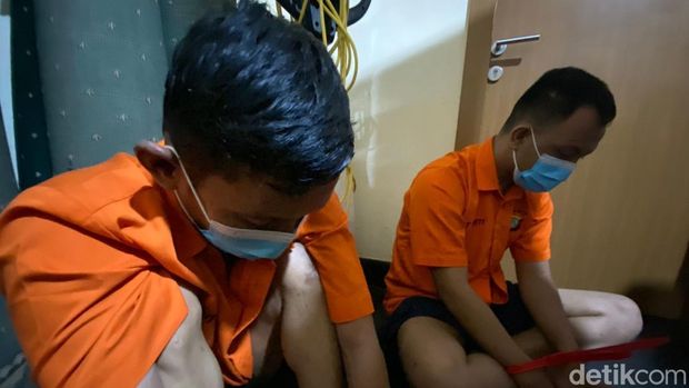 Polisi menangkap Pam Saputra dan Romaja alias Roma, pelaku penembakan hansip berinisial AS hingga tewas di Cakung, Jaktim. Kedua pelaku kini ditahan. (Wildan/detikcom)