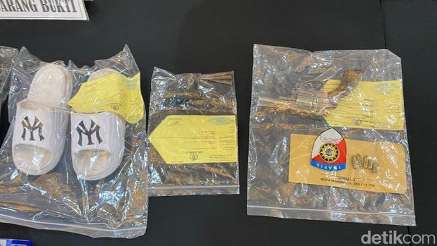 Polisi menangkap Pam Saputra dan Romaja alias Roma, pelaku penembakan hansip berinisial AS hingga tewas di Cakung, Jaktim. Kedua pelaku kini ditahan. (Wildan/detikcom)
