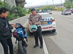 Pengendara Motor Nyelonong Masuk Tol Cililitan, Langsung Ditilang Polisi