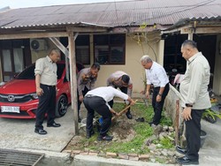 Hari Pohon, Polres Kampar Hijaukan Asrama Polisi dengan 35 Bibit Mangga