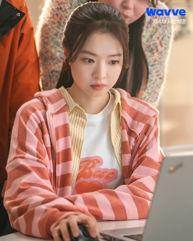 Potret Hwang Bo Reum Byeol di poster drama 'The 4th Love Revolution'/ Foto: instagram.com/wavve.official Hwang Bo Reum Byeol kembali memerankan anak kuliahan di drama The 4th Love Revolution. Kali ini sang aktris akan memerankan mahasiswi teknik yang ambisius.