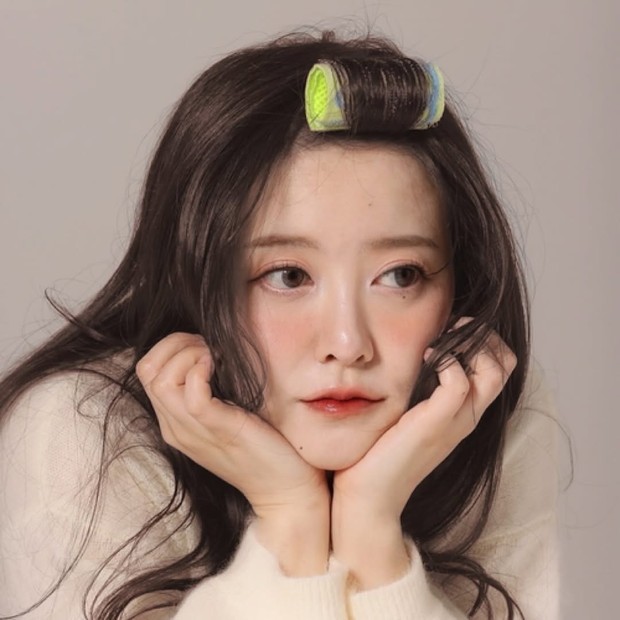 Potret Ku Hye Sun dalam pemotretan bersama brand baru KOOROLL/ Foto: instagram.com/kookoo900 Ku Hye Sun siap memulai awalan baru sebagai pebisnis dengan meluncurkan brand rol rambut KOOROLL. Produk kecantikannya ini akan dirilis dalam waktu dekat.