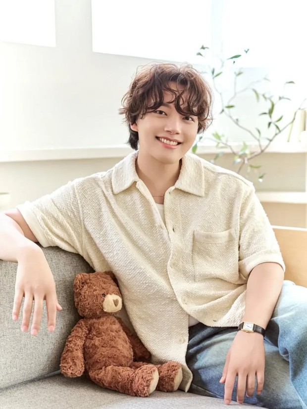 Potret Yeo Jin Gu/ Foto: instagram.com/memeon_music Yeo Jin Gu menjadi selebriti Korea terbaru yang akan menjalani wajib militer di KATUSA. Sang aktor akan segera memenuhi tugas negara tersebut di pertengahan Desember tahun 2025.