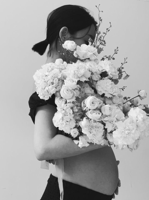 Potret Yuna AOA/ Foto: instagram.com/yn_s_1230 Yuna AOA baru-baru ini memperbarui akun media sosialnya dengan membagikan pertumbuhan buah hati di janinnya. Sang idol menuliskan pesan menyentuh dalam menyambut kelahiran pertamanya.