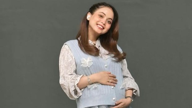 Putri Isnari Hamil