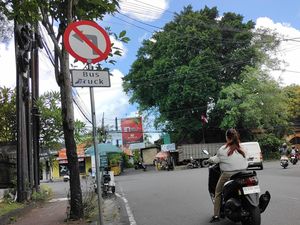 Rambu Diabaikan DPRD Badung Minta Pasang Portal di Jalan Goa Gong