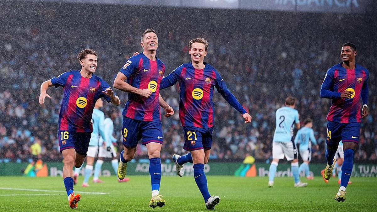 Robert Lewandowski (kedua dari kiri) merayakan golnya ke gawang Celta Vigo. Foto: Getty Images/Jose Manuel Alvarez Rey