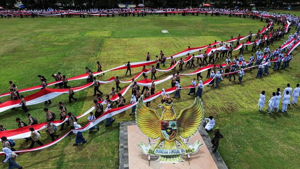 Semarak Kirab Merah Putih, Ribuan Warga Semarang Peringati Hari Pahlawan 2025