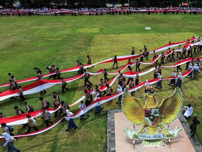 Semarak Kirab Merah Putih, Ribuan Warga Semarang Peringati Hari Pahlawan 2025