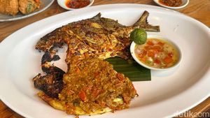 Sedap! Ikan Bakar 2 Rasa dan Kepiting Telur Asin di Resto Seafood Tengah Kota