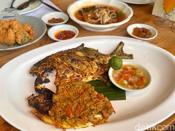 Sedap! Ikan Bakar 2 Rasa dan Kepiting Telur Asin di Resto Seafood Tengah Kota