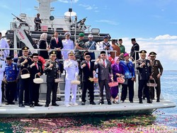 Doa dan Tabur Bunga di Selat Bali Kenang Prajurit KRI Nanggala