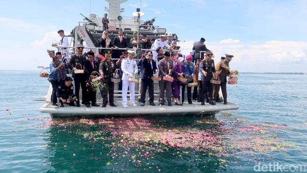 Tabur Bunga Kenang KRI Nanggala di Momen Hari Pahlawan