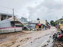 6 Rumah Rusak dan Tiang Listrik Roboh Dihantam Angin Puting Beliung di Bima