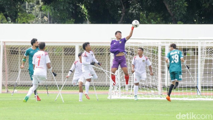 Timnas Sepak Bola Amputasi Indonesia harus mengakui keunggulan Irak dengan skor tipis 0-1 dalam laga fase grup Kualifikasi Piala Dunia Sepak Bola Amputasi 2026 Zona Asia di Stadion Madya, Senayan, Jakarta, Senin (10/11/2025).