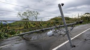 Topan Fung-wong Terjang Filipina, Tiang Listrik Roboh dan Jalanan Lumpuh