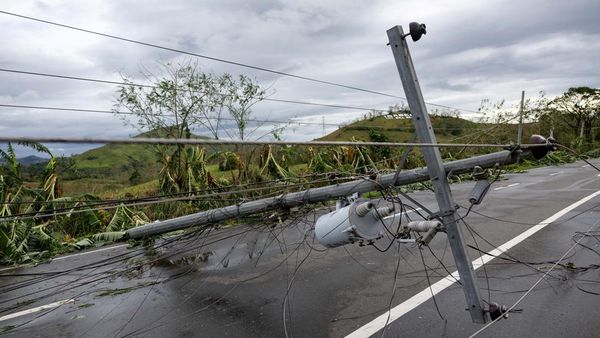 Topan Fung-wong Terjang Filipina, Tiang Listrik Roboh dan Jalanan Lumpuh