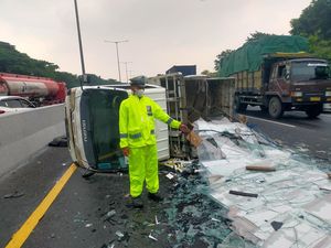 Truk Muat Kaca Terguling di Tol Sidaorjo, Muatan Pecah Berserakan