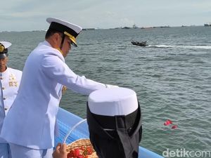 Kemensos-TNI AL Upacara Tabur Bunga Peringati Hari Pahlawan di Teluk Jakarta