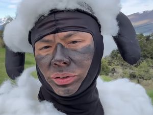 Cerita Ngakak Wendi Cagur Cosplay Jadi Shaun the Sheep di New Zealand