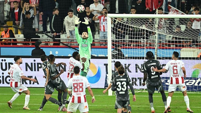 ANTALYA, TURKIYE - NOVEMBER 8: Besiktas goalkeeper Ersin Destanoglu in action during the Turkish Super Lig week 12 match between Hesap.com Antalyaspor and Besiktas at Corendon Airlines Park Antalya Stadium in Antalya, Turkiye, on November 8, 2025. (Photo by Orhan Cicek/Anadolu via Getty Images)
