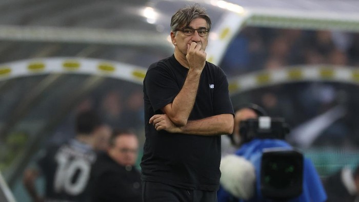 UDINE, ITALY - NOVEMBER 01: Ivan Juric, manager of Atalanta, looks on during the Serie A match between Udinese Calcio and Atalanta BC at Stadio Friuli on November 01, 2025 in Udine, Italy. (Photo by Timothy Rogers/Getty Images)