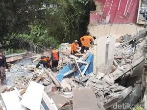 Rumah 2 Lantai Tiba-tiba Ambruk di Sukabumi, Warga Dengar Suara Gemuruh