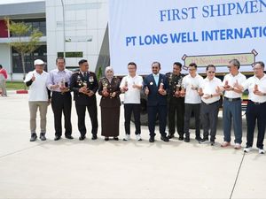 Bupati Pemalang Lepas Ekspor Perdana Sepatu Longwell ke Amerika Serikat