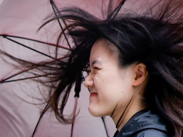 Diterpa Angin dan Hujan, Warga Taipei Bertahan Saat Topan Fung-wong Mendekat