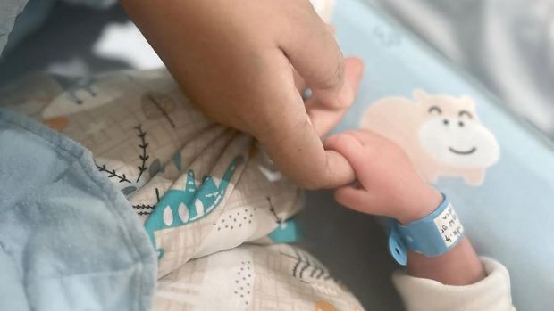 Evi Masamba Melahirkan