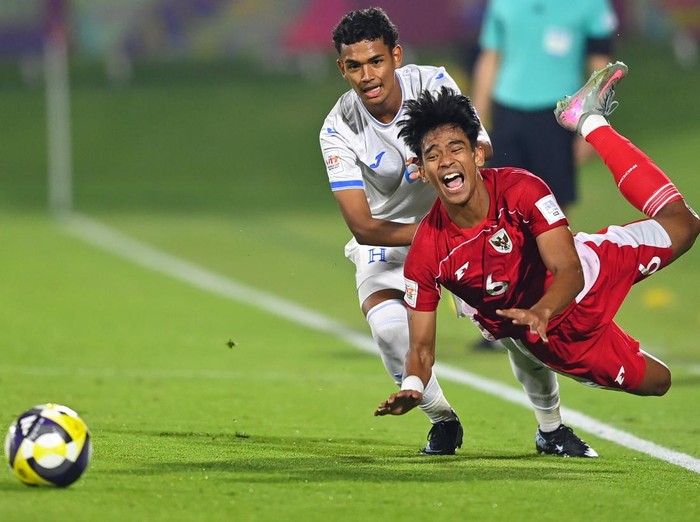 Sejumlah pesepak bola Timnas Indonesia U-17 bersalaman usai mengalahkan Timnas Honduras U-17 pada laga Grup H Piala Dunia U17 2025 di Lapangan 2 Aspire Zone, Doha, Qatar, Senin (10/11/2025). Indonesia menang dengan skor 2-1 dan berada di posisi ketiga dalam grup H. ANTARA FOTO/Bayu Pratama S