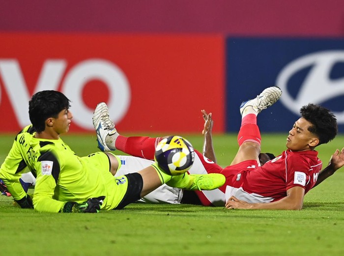Sejumlah pesepak bola Timnas Indonesia U-17 bersalaman usai mengalahkan Timnas Honduras U-17 pada laga Grup H Piala Dunia U17 2025 di Lapangan 2 Aspire Zone, Doha, Qatar, Senin (10/11/2025). Indonesia menang dengan skor 2-1 dan berada di posisi ketiga dalam grup H. ANTARA FOTO/Bayu Pratama S