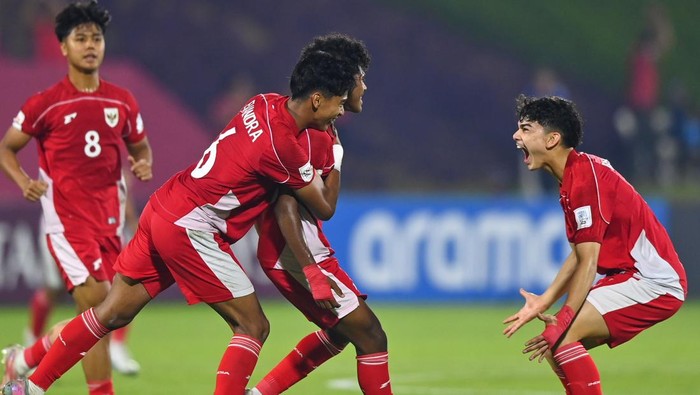 Sejumlah pesepak bola Timnas Indonesia U-17 bersalaman usai mengalahkan Timnas Honduras U-17 pada laga Grup H Piala Dunia U17 2025 di Lapangan 2 Aspire Zone, Doha, Qatar, Senin (10/11/2025). Indonesia menang dengan skor 2-1 dan berada di posisi ketiga dalam grup H. ANTARA FOTO/Bayu Pratama S