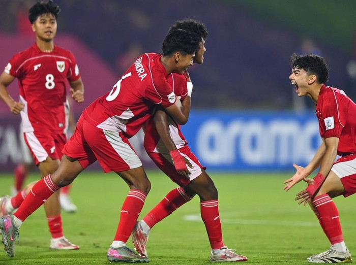 Sejumlah pesepak bola Timnas Indonesia U-17 bersalaman usai mengalahkan Timnas Honduras U-17 pada laga Grup H Piala Dunia U17 2025 di Lapangan 2 Aspire Zone, Doha, Qatar, Senin (10/11/2025). Indonesia menang dengan skor 2-1 dan berada di posisi ketiga dalam grup H. ANTARA FOTO/Bayu Pratama S