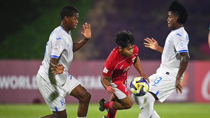 Sejumlah pesepak bola Timnas Indonesia U-17 bersalaman usai mengalahkan Timnas Honduras U-17 pada laga Grup H Piala Dunia U17 2025 di Lapangan 2 Aspire Zone, Doha, Qatar, Senin (10/11/2025). Indonesia menang dengan skor 2-1 dan berada di posisi ketiga dalam grup H. ANTARA FOTO/Bayu Pratama S