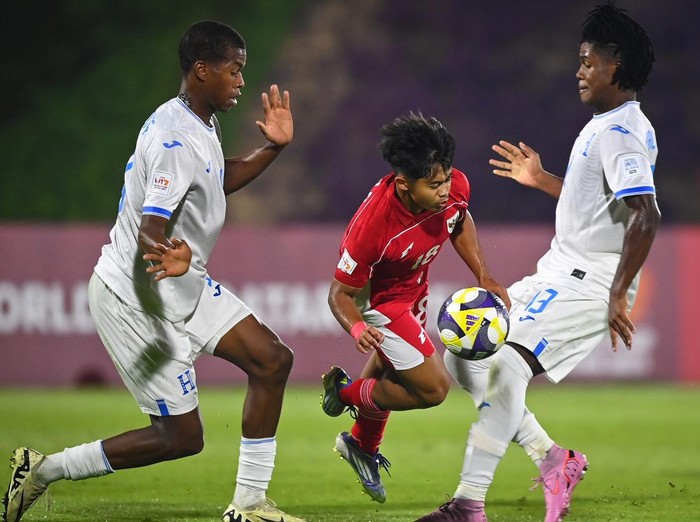 Sejumlah pesepak bola Timnas Indonesia U-17 bersalaman usai mengalahkan Timnas Honduras U-17 pada laga Grup H Piala Dunia U17 2025 di Lapangan 2 Aspire Zone, Doha, Qatar, Senin (10/11/2025). Indonesia menang dengan skor 2-1 dan berada di posisi ketiga dalam grup H. ANTARA FOTO/Bayu Pratama S