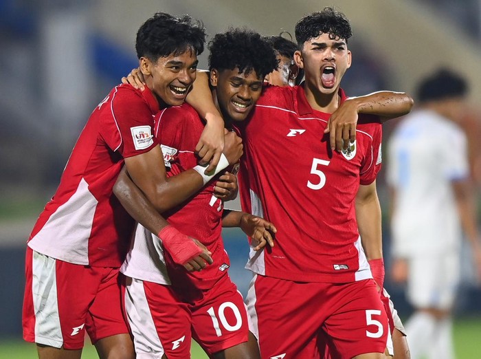 Sejumlah pesepak bola Timnas Indonesia U-17 bersalaman usai mengalahkan Timnas Honduras U-17 pada laga Grup H Piala Dunia U17 2025 di Lapangan 2 Aspire Zone, Doha, Qatar, Senin (10/11/2025). Indonesia menang dengan skor 2-1 dan berada di posisi ketiga dalam grup H. ANTARA FOTO/Bayu Pratama S
